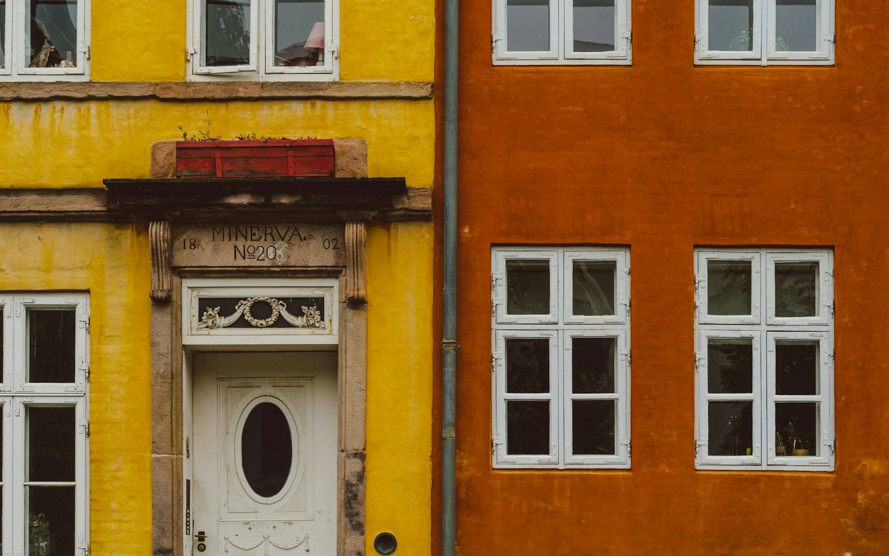 Hoveddøre i gule og orange byhuse