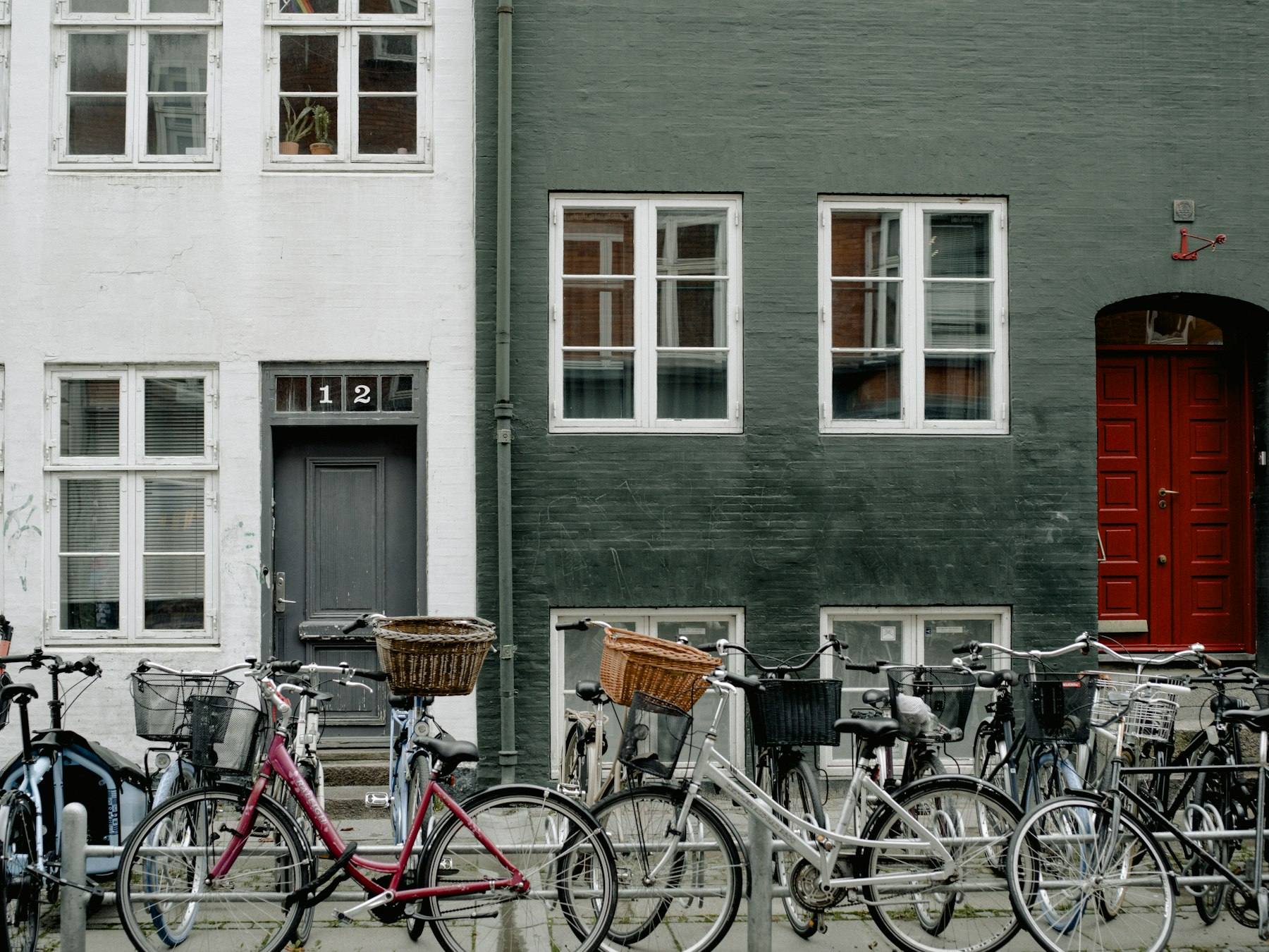 Københavnske byhuse med cykler parkeret foran