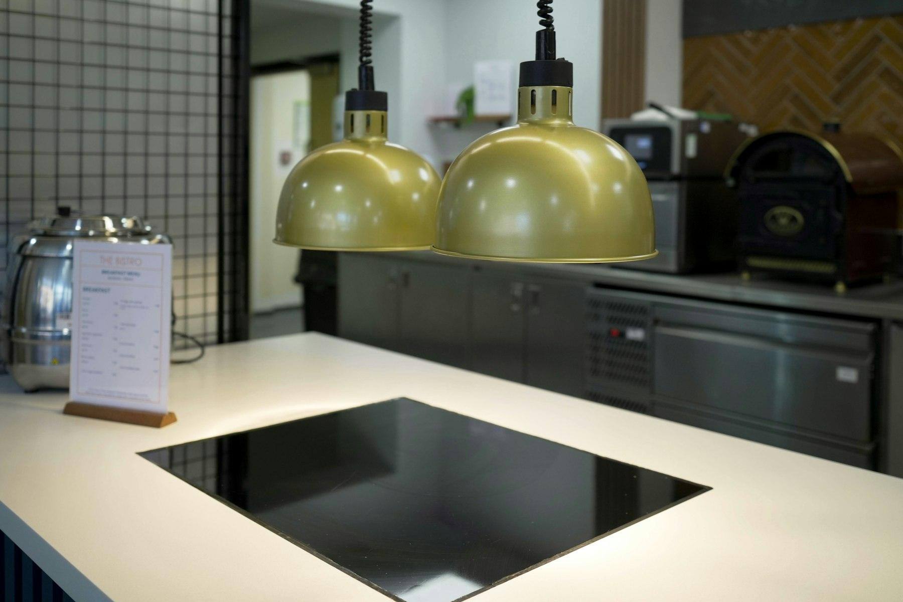 Induktionskogeplade i en lys bordplade