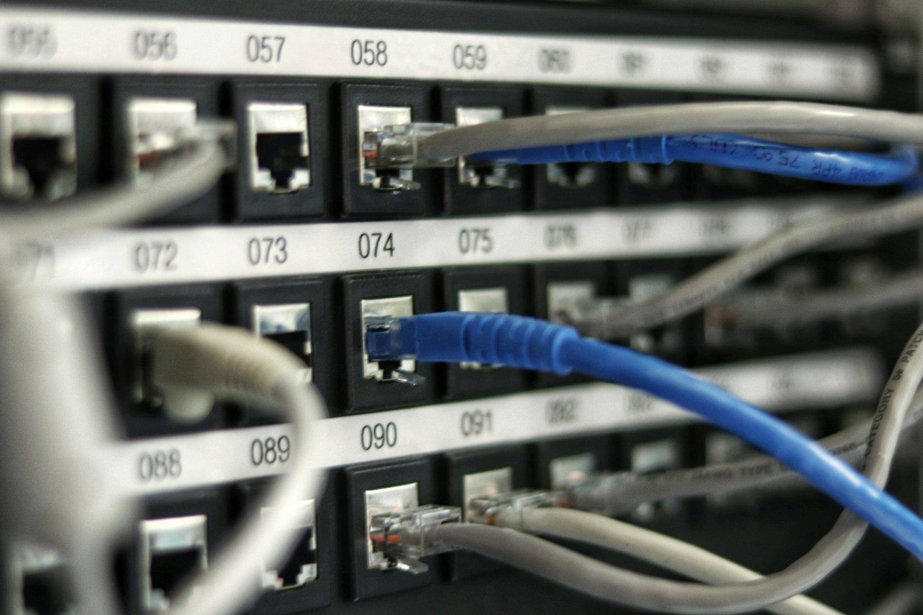 Netværkskabler i et patchpanel